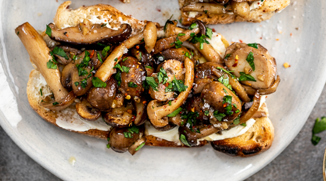 Receita de torrada com cogumelos shimeji, shitake e portobello