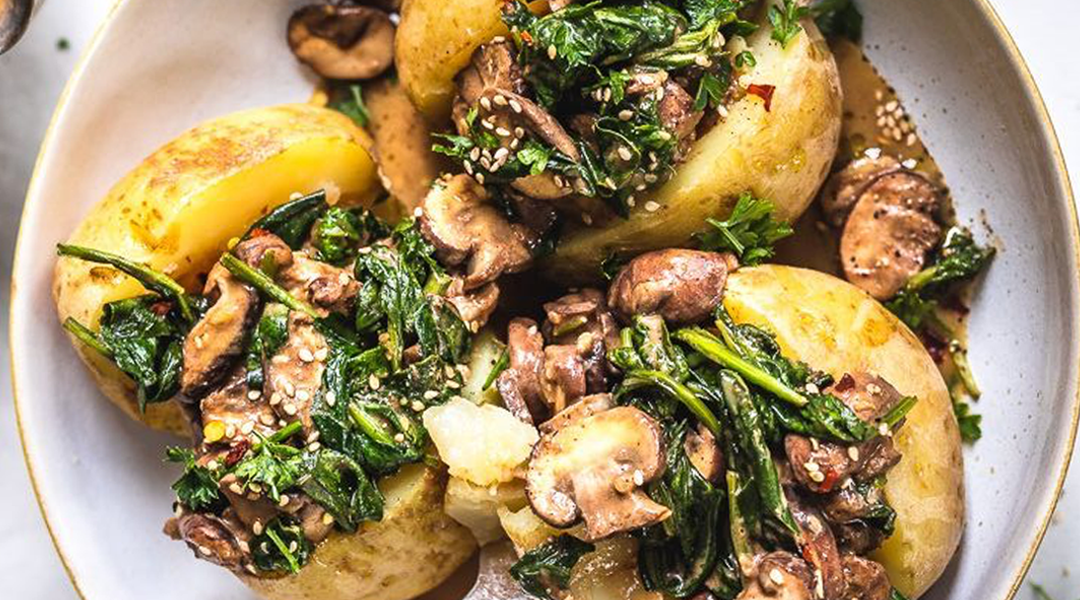 Deliciosas Batatas Assadas Recheadas com Cogumelos e Espinafres